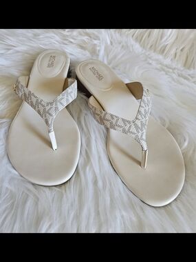 Michael Kors Women's Cream Logo Thong Sandals Size 8.5 New